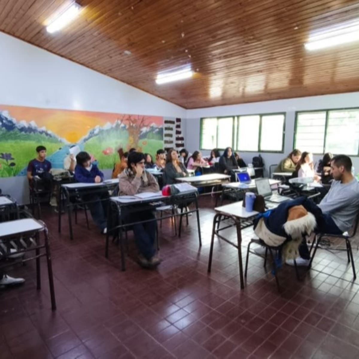 Un nuevo proyecto busca regular el uso de celulares en las escuelas de Mendoza para proteger a nuestros niños y adolescentes