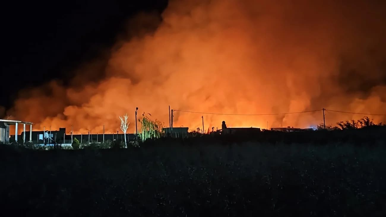 Incendio en Albardón: Los vecinos en alerta y los bomberos trabajando arduamente